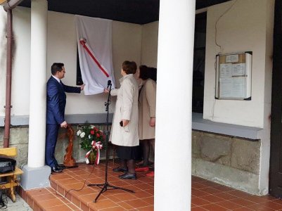 Burmistrz Wisły wraz z córkami Jerzego Drozda odsłania pamiątkową tablicę