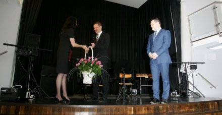Przewodniczący Rady Miasta i Burmistrz Wisły składają gratulacje dyrektor Ogniska