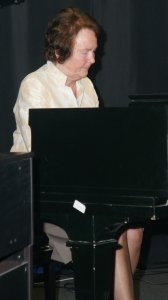 Barbara Drozd gra na fortepianie