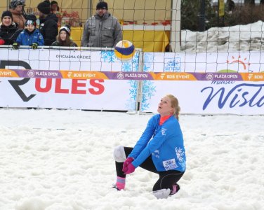 Zawodniczka przyjmuje piłkę