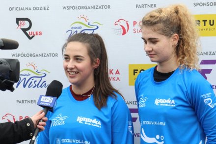 Triumfatorki turnieju żeńskiego udzielają wywiadu telewizji