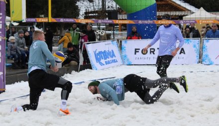 Efektowna akcja pod siatką