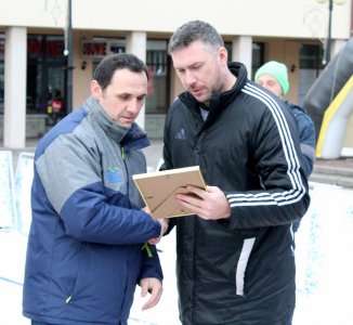 Marcin Prus przekazuje podziękowania sekretarzowi miasta Sylwestrowi Foltynowi
