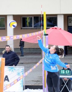 Adrianna Gaś przebija piłkę nad siatką