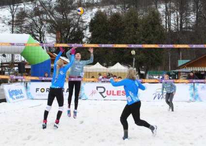 Akcja pod siatką w trakcie turnieju kobiet