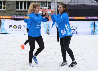 Zwycieska para przybija "piątkę"