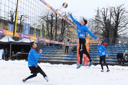Zawodnik w wyskoku atakuje piłkę