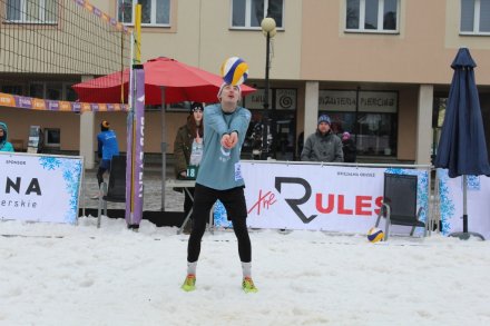 Zawodnik zagrywa do partnera