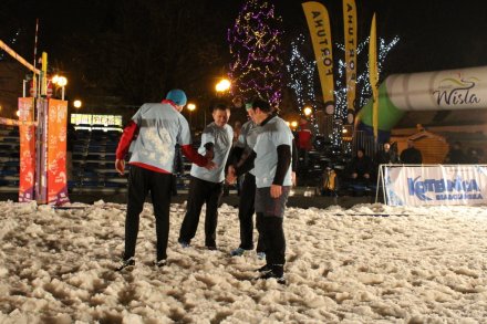 Drużyna z Wisły przybija piątke po udanej akcji