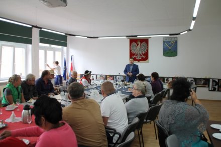 Spotkanie burmistrza Wisły Tomasza Bujoka z twórcami ludowymi, prezentującymi swoje dzieła podczas TKB