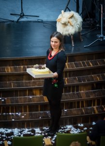 Justyna z WCK z tortem, którym częstował burmistrz Wisły