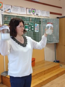 Wychowawczyni kl 3 podczas eksperymentu w ramach akcji wirusoochrona