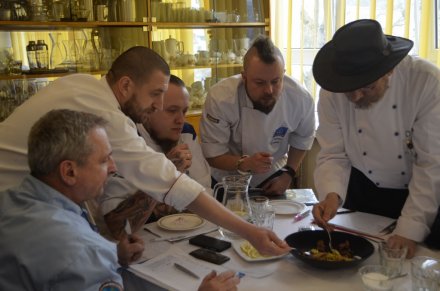 Jury podczas degustacji potraw konkursowych