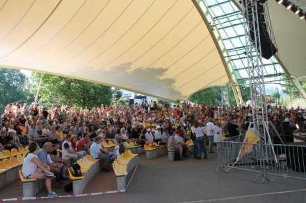 Publiczność w amfiteatrze podczas koncertów country