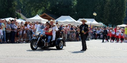 Przejazd korowodu country przez plac Hoffa