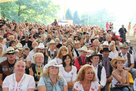 Wśród publiczności nie brakowało kowbojskich kapeluszy