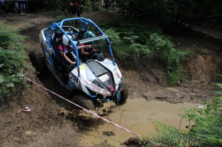 Auto na torze off-roadowym