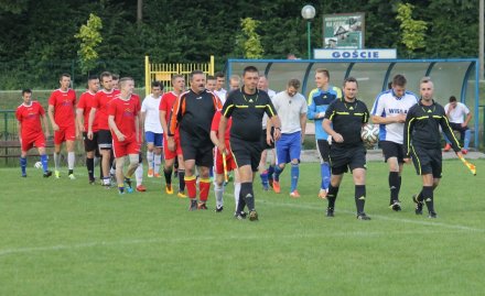 Sędziowie wyprowadzają na boisko drużyny grające w finale