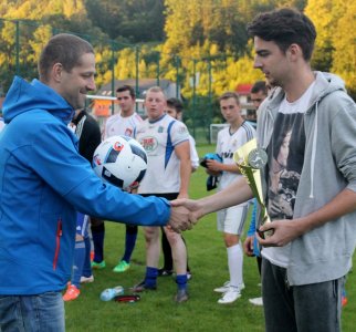 Przewodniczący Rady Miasta Janusz Podżorski wręcza nagrodę