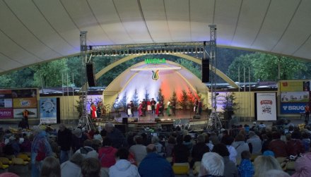 Amfiteatr wypełniony publicznością podziwia występ zespołu "Dolanie"