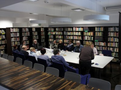 Fragment spotkania grupy dyskusyjnej w bibliotece