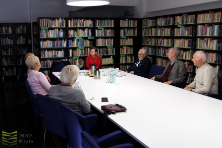 Spotkanie grupy dyskusyjnej w bibliotece