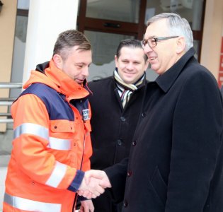 Wiceminister Stanisław Szwed przekazuje samochód przedstawicielowi CPR