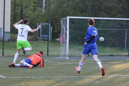 jakub Głuszak (nr 7) strzela pierwszego gola w spotkaniu Epompa.pl - Głębce-Karolowy Dwór