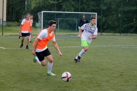 Krystian Miedziak wyprowadza atak zespołu FC Malinka