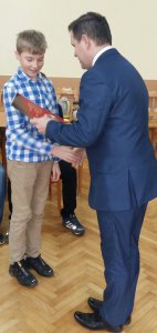 Burmistrz Miasta wręcza nagrodę Łukaszowi Cieślarowi