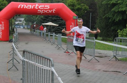 Radośc zawodnika na mecie