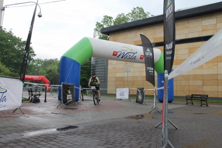 Kolarz wpada na plac Hoffa