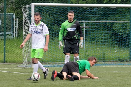 Leży Michał Raszka, faulowany przez Kamila Miedziaka i za chwilę sędzia wskaże na "wapno"