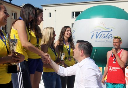 Burmistrz Tomasz Bujok gratuluje najlepszej parze turnieju kobiet
