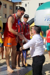 Burmistrz Tomasz Bujok gratuluje zwycięzcom turnieju