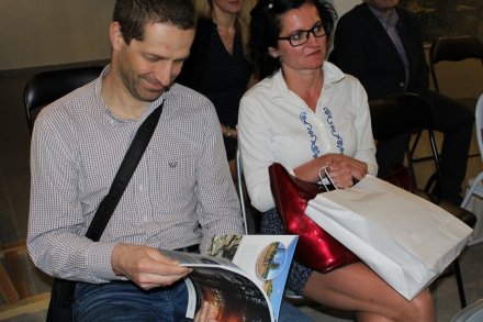 Uczestnicy oglądają nowy album