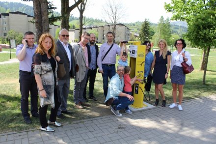 Uczestnicy spotkania przy stacji naprawczej rowerów