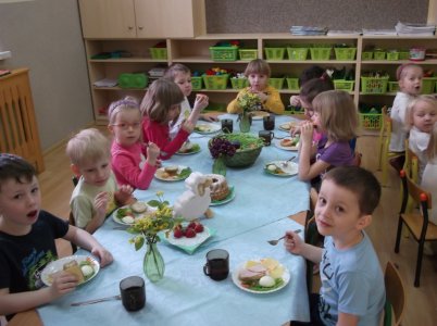 Dzieci z Przedszkola nr 2 przy śniadaniu wielkanocnym