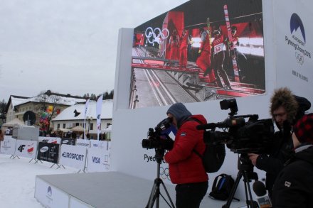 Kibice w Strefie Eurosportu podczas transmisji skoków narciarskich