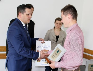 Adam Cieślar odbiera gratulacje od burmistrza Tomasza Bujoka