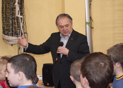 Prezes Polskiego Związku Tenisa Stołowego tłumaczy dzieciom jak powinna wyglądać profesjonalna rozgrzewka zawodników przed meczem