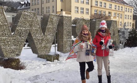 Wolontariuszki z "Jedynki" w czasie kolejnego finału WOŚP na wiślańskim deptaku