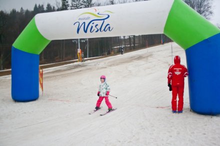 Młody narciarz podczas zjazdu