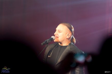 Łukasz Golec śpiewa podczas koncertu