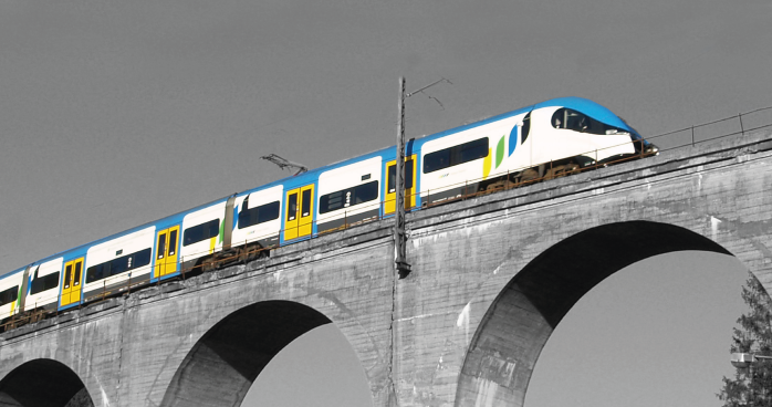 Przejeżdżający pociąg przez wiadukt w Wiśle Łabajowe