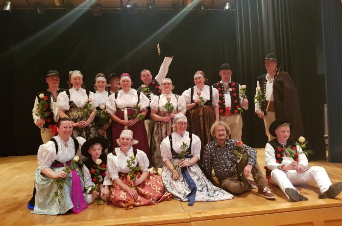 Zespół w strojach regionalnych