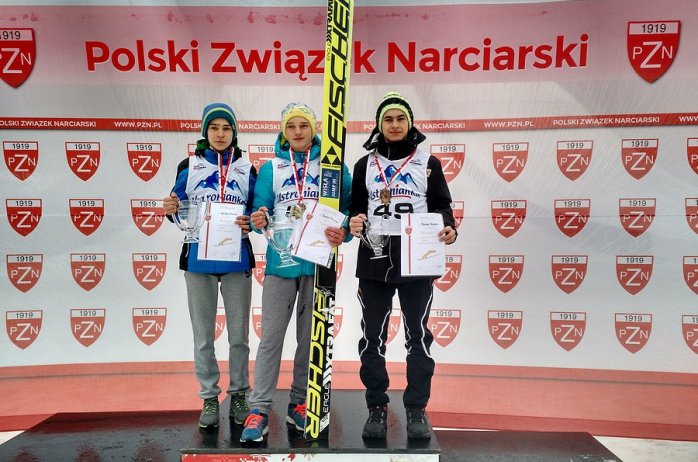 Tomasz Pilch stoi na najwyższym stopniu podium w kategorii Junior C