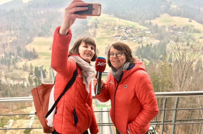 Pamiątkowe selfie ze szczytu skoczni