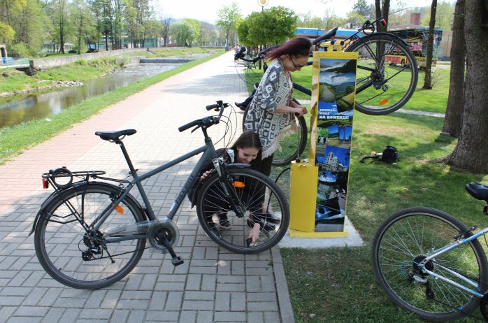 Samoobsługowa rowerowa stacja naprawcza