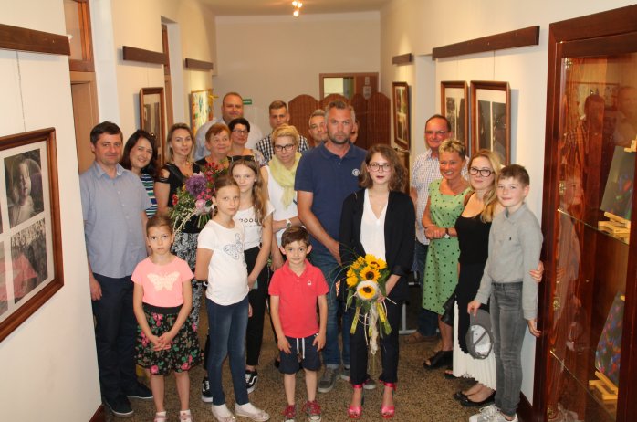 Pamiątkowe zdjęcie uczestników finisażu